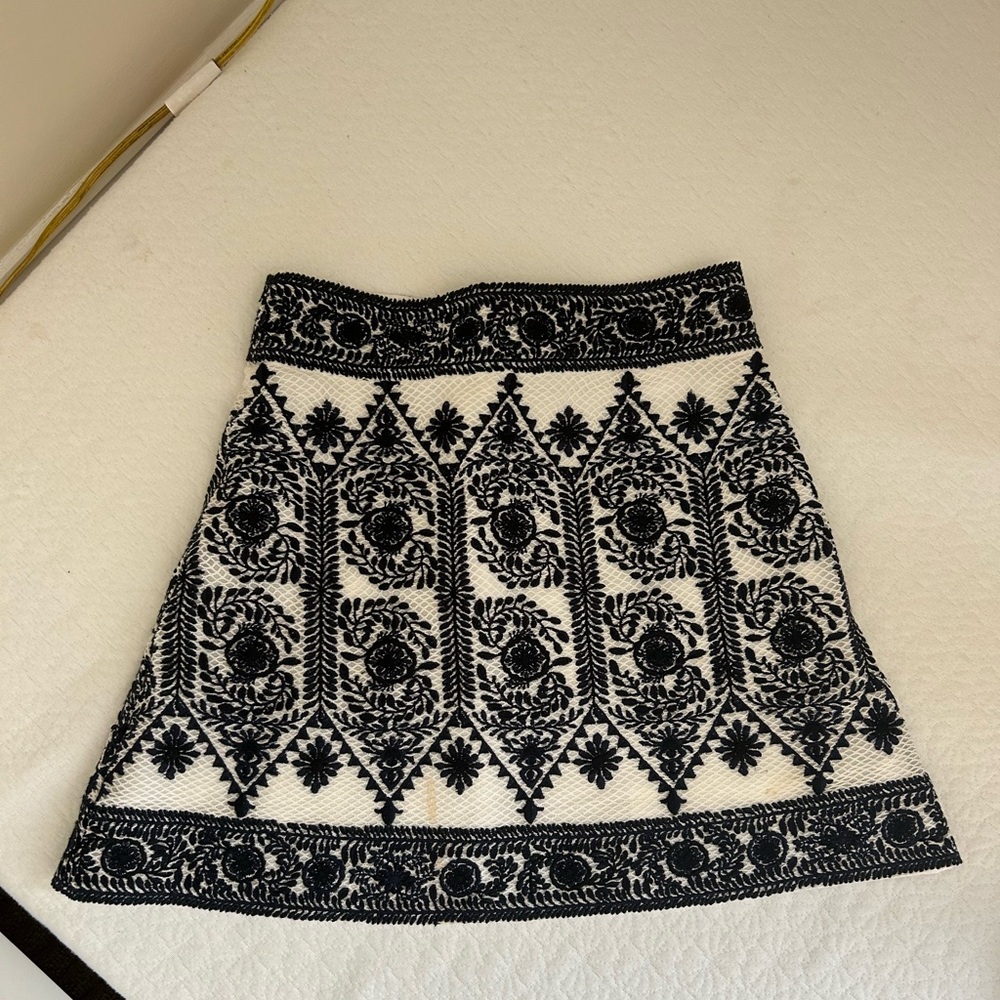See New York embroidered skirt size 4 xs